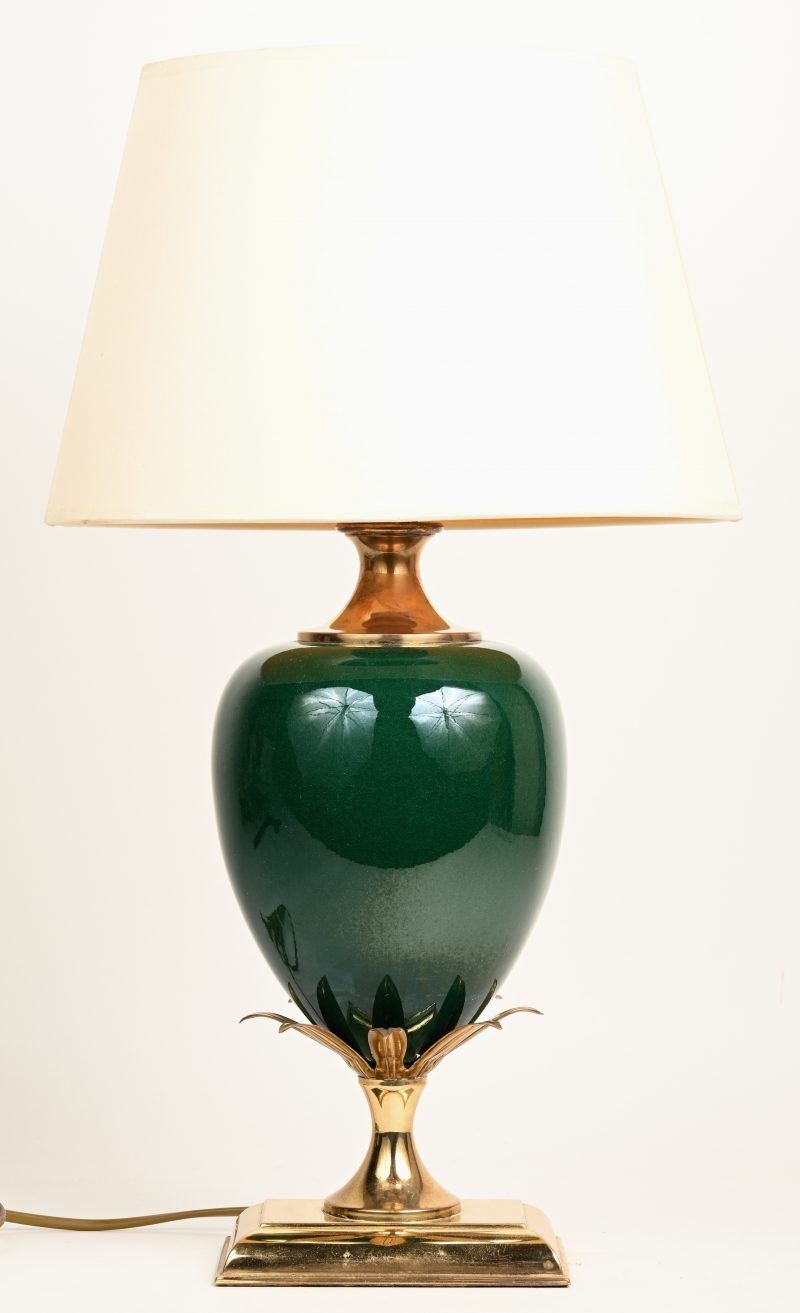 Een balustervormige lampvoet van verguld koper en groen aardewerk.