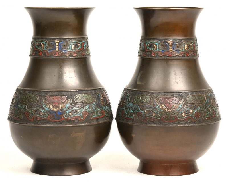 Een paar Chinese koperen vazen, versierd met twee banden met cloisonnédecors.