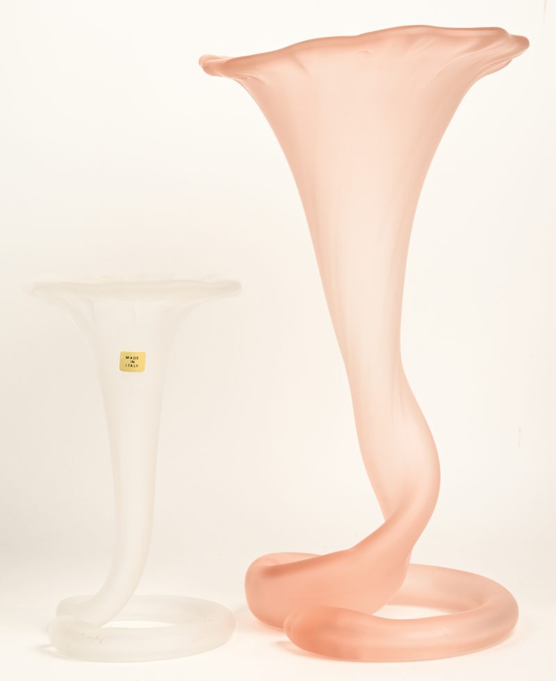 Twee kelkvormige Italiaans glazen vazen, waarbij een kleine kleurloze en eengrote roze.