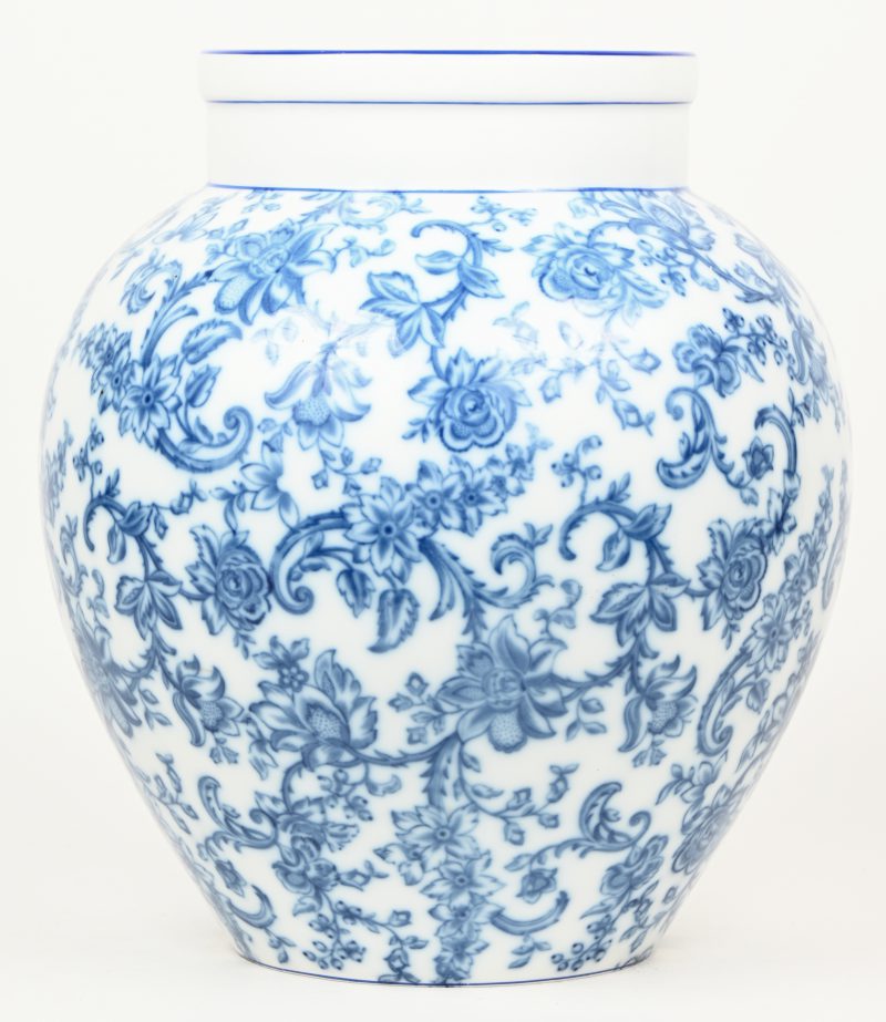 Een vaas van Duits porselein met een blauw op wit bloemendecor. Onderaan gemerkt.