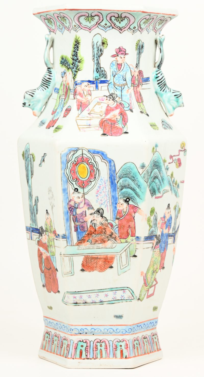 Een zeshoekige vaas van Chinees porselein met een meerkleurig decor van personages.