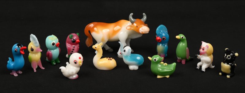 Een reeks van twaalf meerkleurig glazen diertjes in originele doosjes. Chinees werk. We voegen er een groter exemplaar in doosje aan toe.