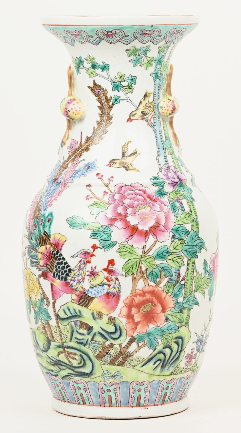 Een vaas van meerkleurig chinees porselein met vogels en bloemen in het decor. Onderaan gemerkt.