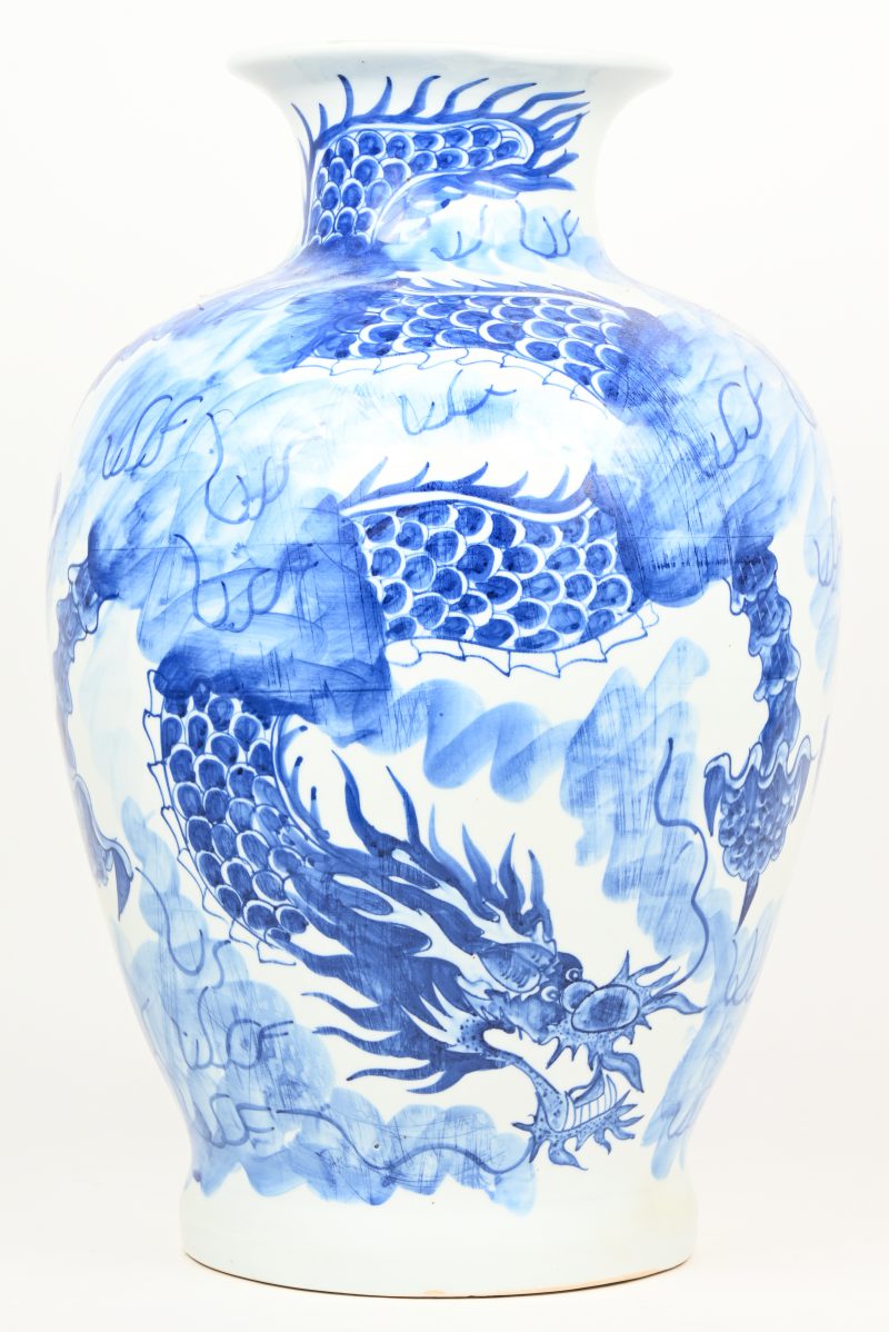 Een vaas van blauw en wit porselein met een draak in het decor.