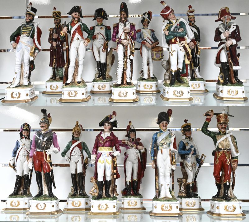 Een reeks van 18 Napoleontische soldaten en officieren van meerkleurig porselein. Eén zwaar gerestaureerd en één met schade aan de vlaggenstok.