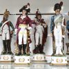 Een reeks van 18 Napoleontische soldaten en officieren van meerkleurig porselein. Eén zwaar gerestaureerd en één met schade aan de vlaggenstok.