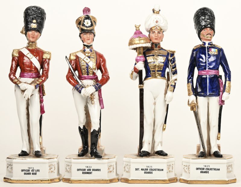 Een reeks van vier meerkleurig porseleinen soldaten:- 1815 Officer, 1st Life Guard Regiment.- 1822 Officer, 3rd Guards Regiment- 1825 Officer, Coldstream Guards- 1825 Sgt. Major, Coldstream Guards.