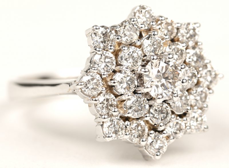 Een 18 K witgouden bloemvormige ring bezet met briljanten met een gezamenlijk gewicht van +- 1,92 ct.