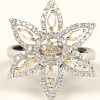 Een 18 K wit en geelgouden stervormige ring bezet met diamanten markies slijp en briljanten met een gezamenlijk gewicht van +- 0,78 ct.