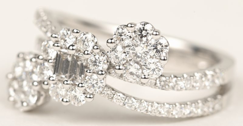 Een 18 K witgouden ring bezet met briljanten en diamant baguetten met een gezamenlijk gewicht van +- 1,16 ct.