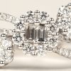Een 18 K witgouden ring bezet met briljanten en diamant baguetten met een gezamenlijk gewicht van +- 1,16 ct.