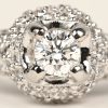 Een 18 K witgouden ring bezet met briljanten met een gezamenlijk gewicht van +- 0,57 ct. en centrale diamant van +- 0,44 ct.