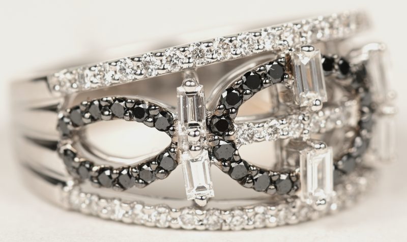 Een 18 K witgouden ring bezet met briljanten en zwarte diamanten met een gezamenlijk gewicht van +- 1,88 ct.