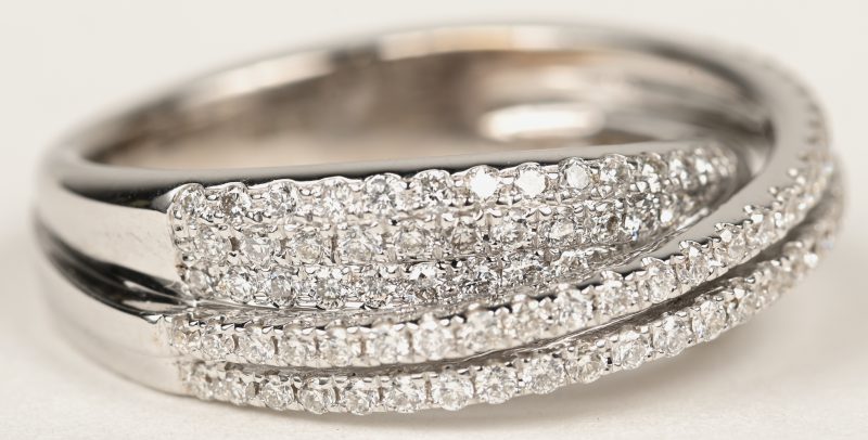 Een 18 K witgouden ring bezet met briljanten met een gezamenlijk gewicht van +- 1,52 ct.