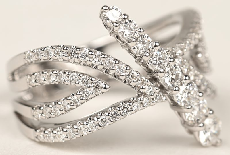 Een 18 K witgouden ring bezet met briljanten met een gezamenlijk gewicht van +- 1,06 ct.