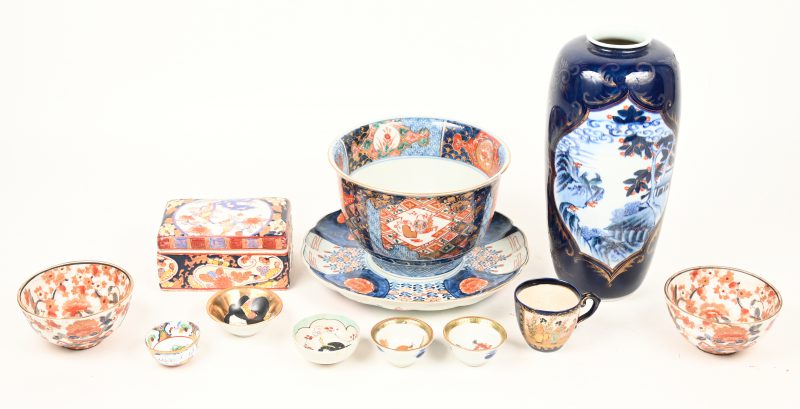 Een lot Japans en Chinees porselein, bestaande uit een vaas, een bord, een kleine cachepot, kommetjes, kopjes en een dekseldoosje.