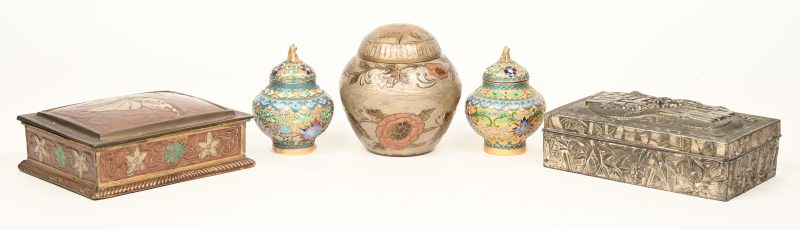 Een lot Chinees metalen voorwerpen, bestaande uit twee doosjes en drie kleine gemberpotjes.