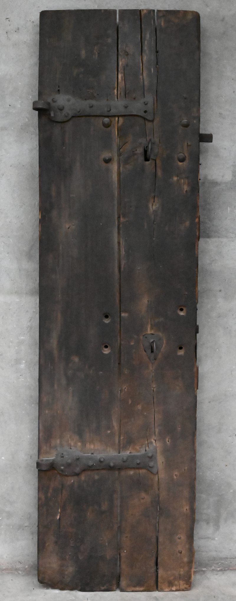 Een eikenhouten kerkdeur, afkomstig uit de Sint Sulpitiuskerk te Diest.