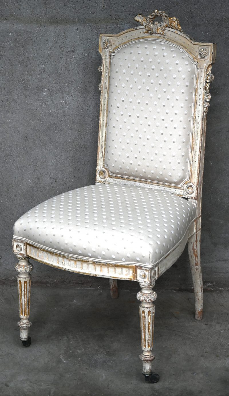 Een Lodewijk XVI-stoel. Opnieuw bekleed.