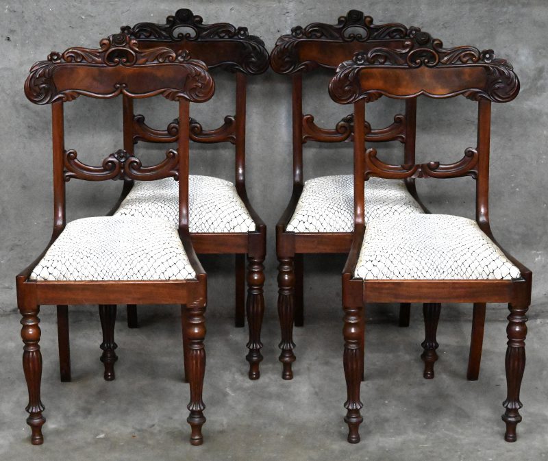 Een reeks van vier mahoniehouten Engelse stoelen in Regency-stijl.