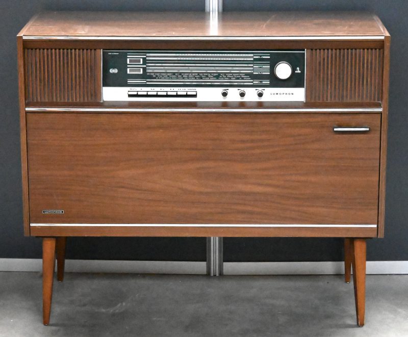 Een radio in meubel. Jaren ‘60.