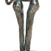 “De voordracht”. Een modern bronzen beeldje op een marmeren voet.