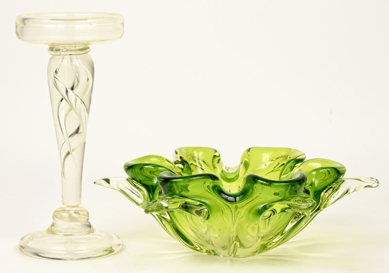 Een kelk van kleurloos glas met een spiraal in de voet en een stervormige schaal van groen en kleurloos glas.