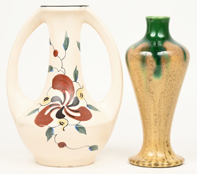 Twee verschillende art nouveau vaasjes van aardewerk.