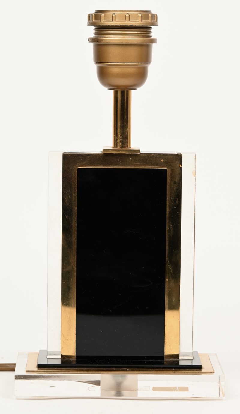Een vintage designlampje van plexiglas en messing. Jaren ‘70.