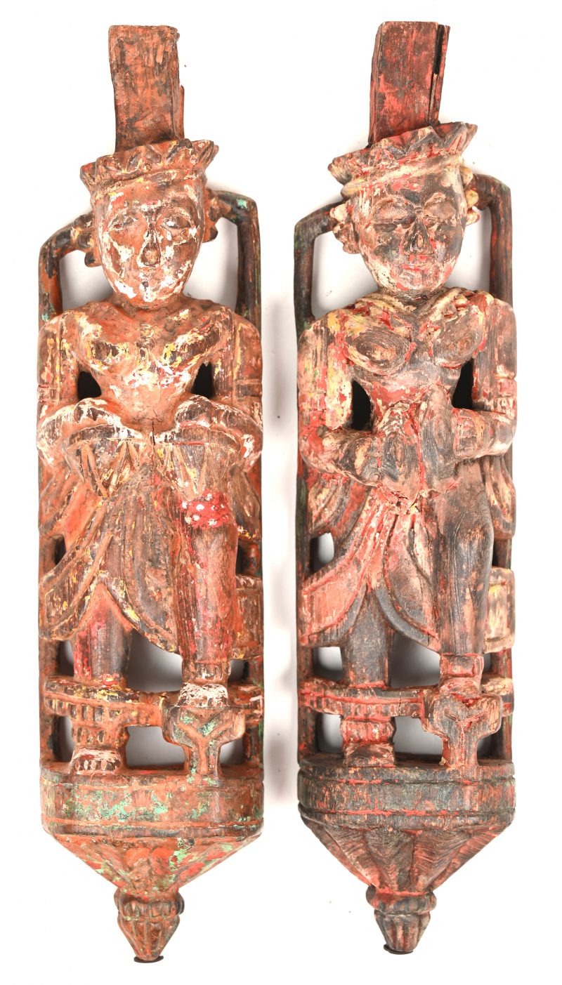 Twee antieke indische houten beeldjes.