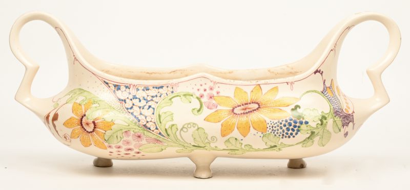 Een art nouveau sierjardinière van Gouds plateel, versierd met een meerkleurig bloemendecor. Gemerkt.