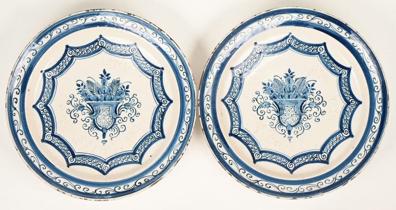 Twee aardewerken sierschotels met een blauw op wit decor. Omstreeks 1800.