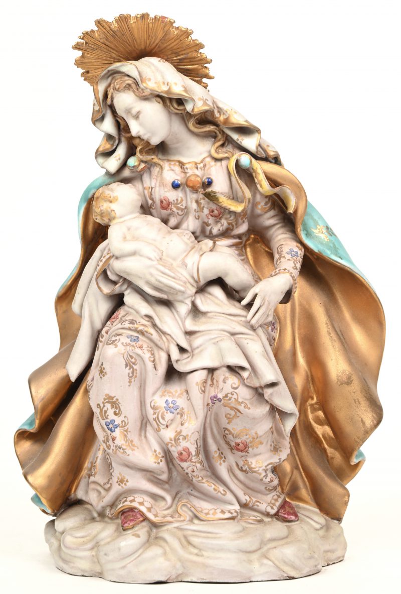 “Madonna met kind”. Een meerkleurig terracotta beeld. Gesigneerd. Lichte schade.