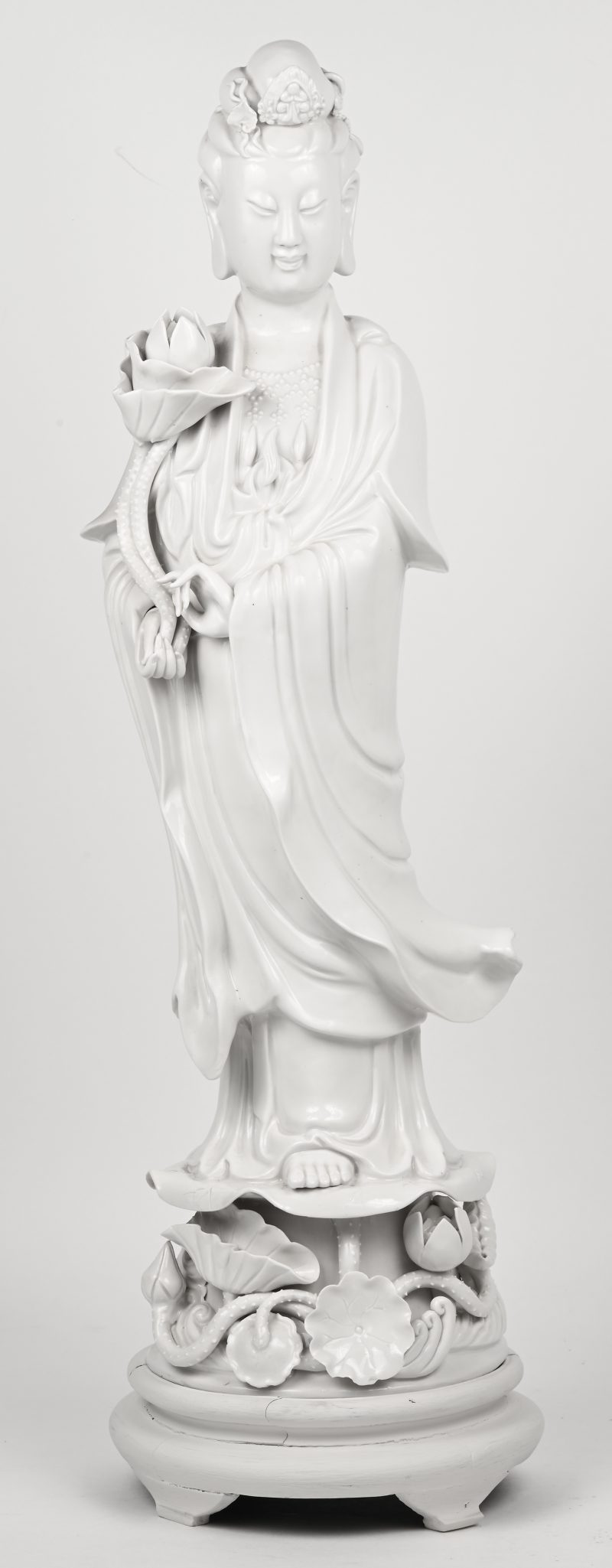 Een staande Guan Yin van monochroom wit porselein in de geest van het blanc-de-Chine.