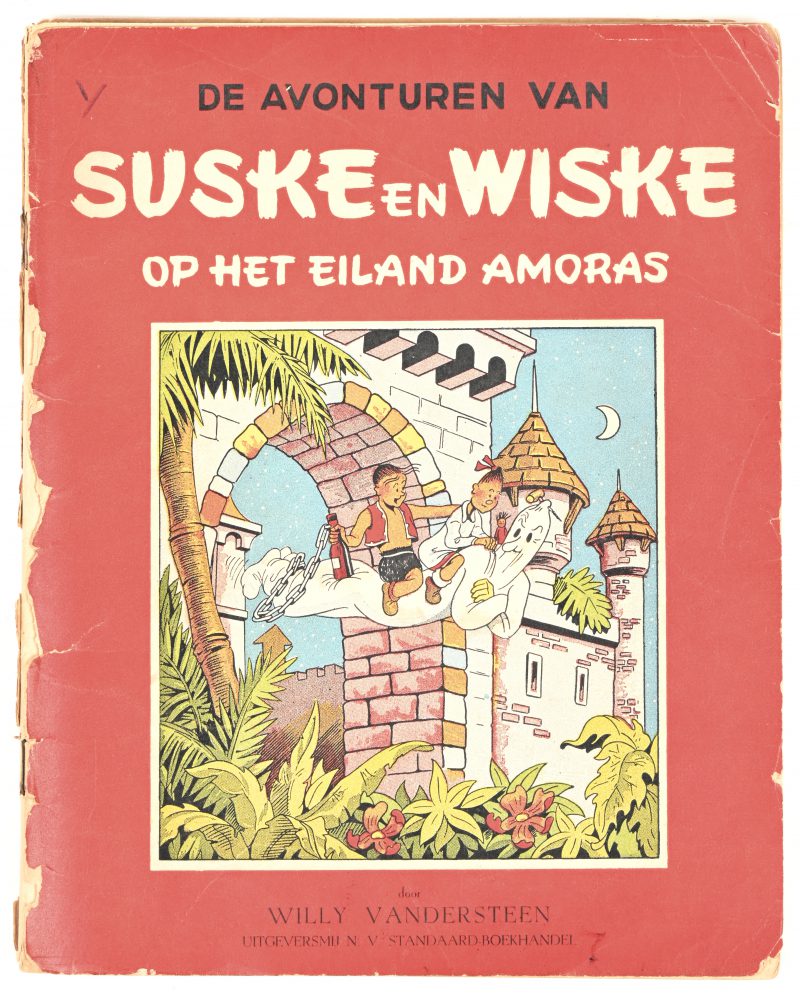 “Op het Eiland Amoras”. Suske en Wiske, rode reeks. Editie 1949. Matige staat, voor-en achterkaft gelost en met schade aan de rugzijde. Goed blok.