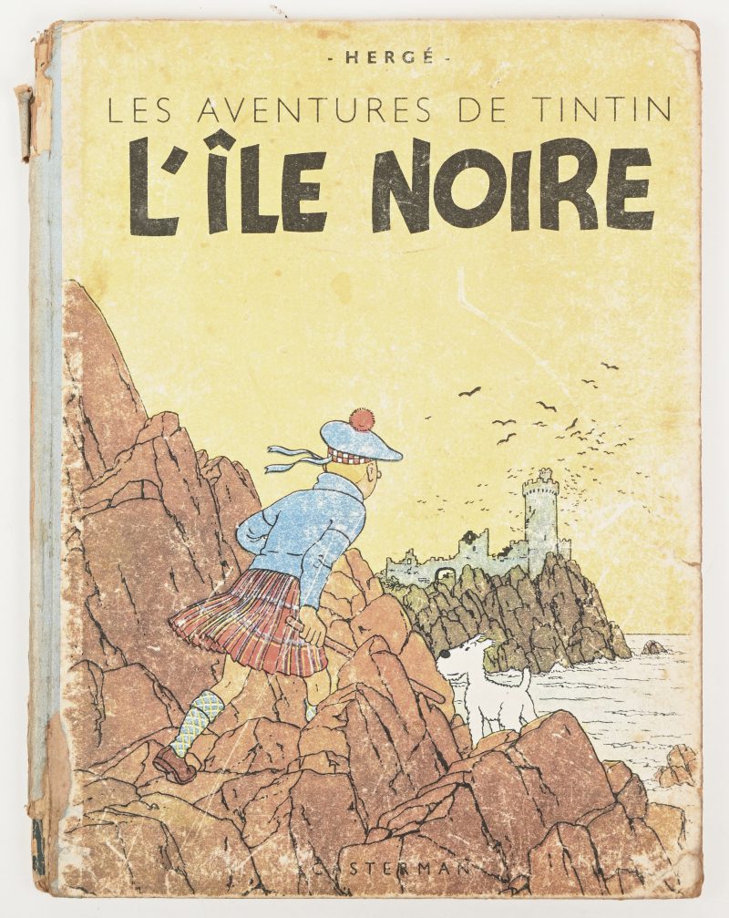 Les Aventures de Tintin. “L’Ile Noire”. Kleurenuitgave van 1944, Achterflap A23bis, Blauwe rug sletig, geschaafde harde kaft. Matige staat, goed, volledig blok.