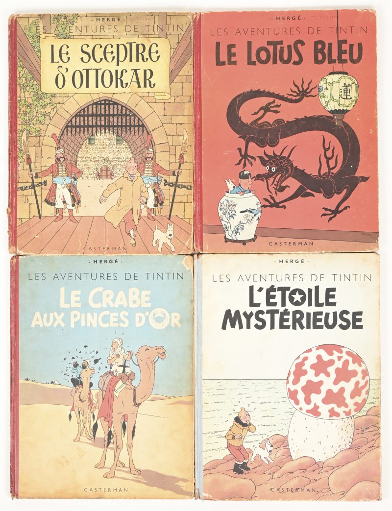 Vier albums van Les Aventures de Tintin. - “Le Lotus Bleu” . Kleurenuitgave van 1949, Achterflap B3, Rode rug in redelijke staat, lichtjes geschaafde randen van de kaft. Goede staat, volledig blok, naam op achterflap.- “Le Sceptre d’Ottokar”. Kleurenuitgave van 1948, Achterflap B2, rode rug sletig, schutblad komt los.- “L’Etoile Mystérieuse”. Uitgave van 1946, Achterflap B1, blauwe rug, goede staat.- “Le Crabe aux Pinces d’Or”. Kleurenuitgave van 1949, Achtrflap B3, rode rug redelijk goede staat, lichte slijtage aan randen, goed blok.