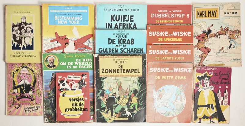 Lot strips en boeken.- Hergé, De Avonturen van Kuifje. “Kuifje in Afrika” (1968), “De Krab met de Gulden Scharen” (1975), “De Zonnetempel” (1968), Paperbacks, zeer matige staat. De Avonturen van Jo, Suus en Jokko. “Bestemming New York” (1972), Paperback, zeer matige staat.- Willy Vandersteen, Suske en Wiske. “Dubbelstrip 5” (1987), “De Apekermis” (1980), “De Laatste Vloek” (2003), “De Witte Gems” (Amrobank 1983). Karl May. “Gekke John” (1981).- “De Reis om de wereld in 80 dagen” en vier boekjes van Annie M.G. Shmidt (1955, 1957) en Han G. Hoekstra.