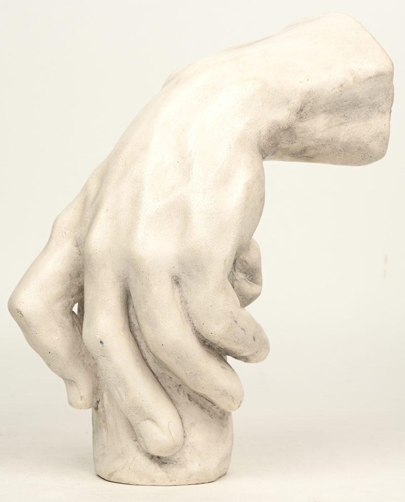 “Het hand van Rodin”. Een gipsen beeld naar de bekende voorstelling.