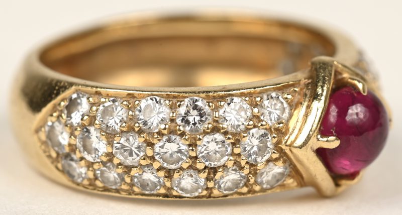 Een 18 K geelgouden ring bezet met briljanten met een gezamenlijk gewicht van +- 1,20 ct. en één robijn cabochon van +- 0,40 ct.