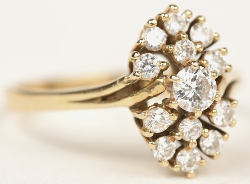 Een 18 K geelgouden ring bezet met briljanten met een gezamenlijk gewicht van +- 0,45 ct.