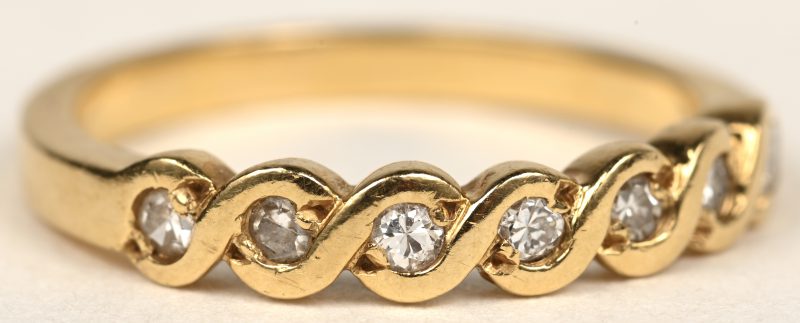 Een 18 K geelgouden ring bezet met briljanten met een gezamenlijk gewicht van +- 0,15 ct.