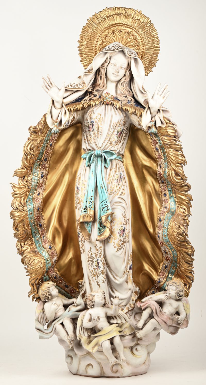 Een grote Madonna van italiaans meerkleurig en verguld aardewerk. Gemerkt.