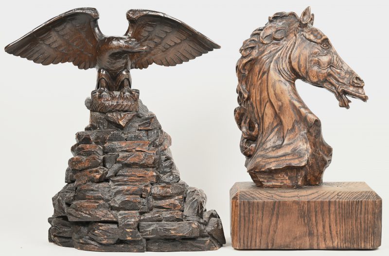 “Adelaar” & “Paardenhoofd”. Twee houten sculpturen. Zonder signatuur.