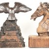 “Adelaar” & “Paardenhoofd”. Twee houten sculpturen. Zonder signatuur.