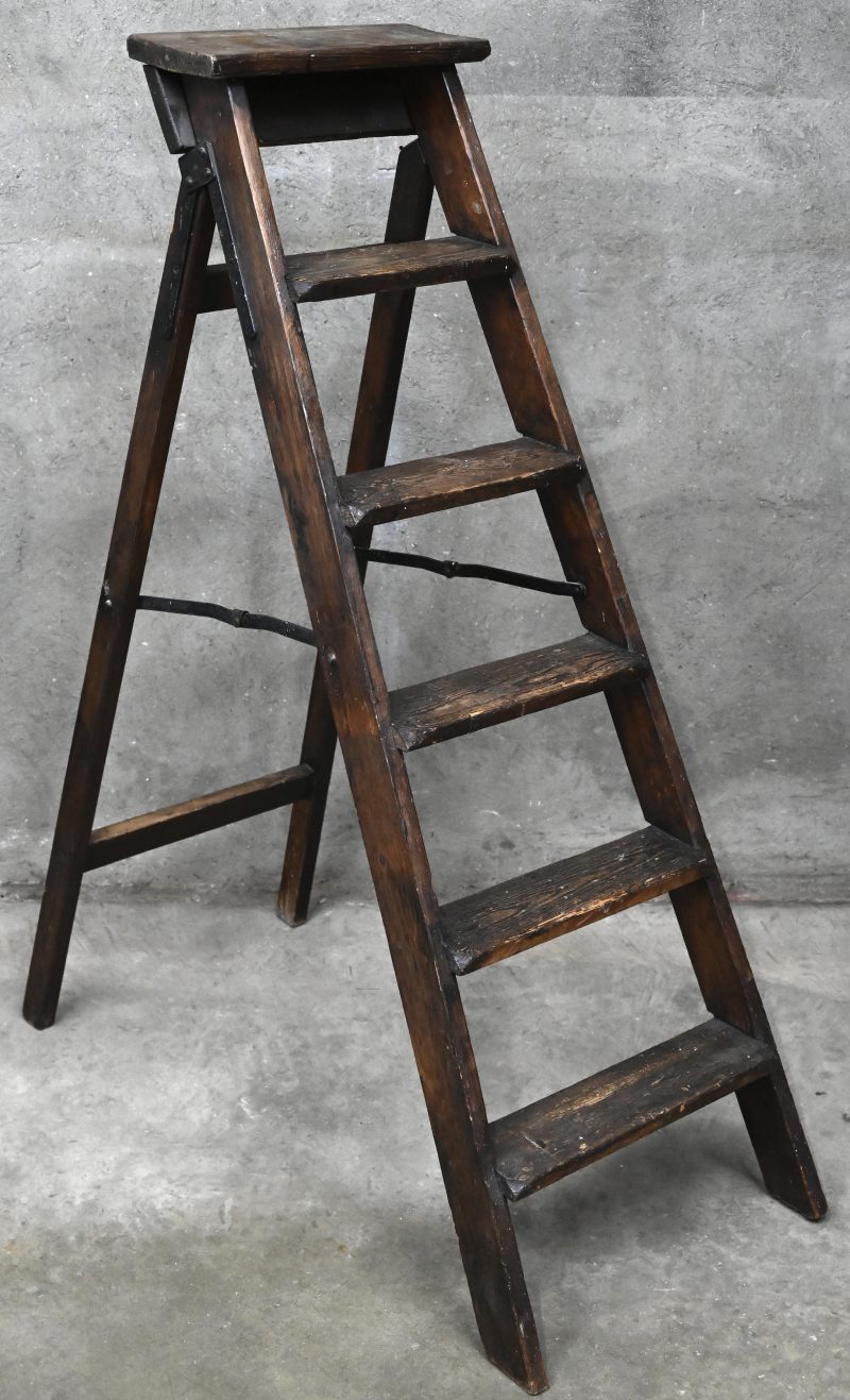 Een houten laddertje.