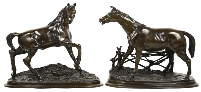 Een paar bronzen beelden in de vorm van paarden. Naar P.J. Mène.