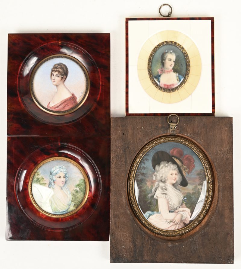 Een lot bestaande uit vier miniatuur portretten.