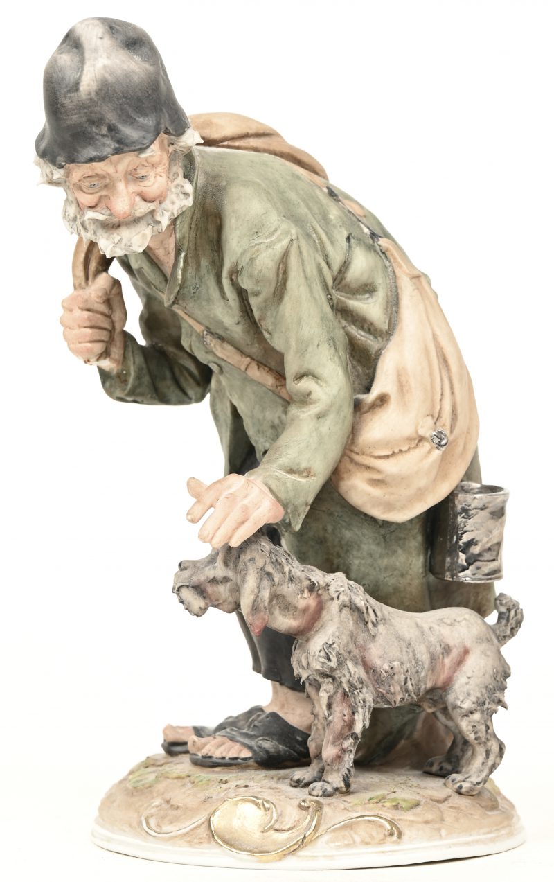 “Oude bedelaar met hond”. Een porseleinen beeldje van Capodimonte.