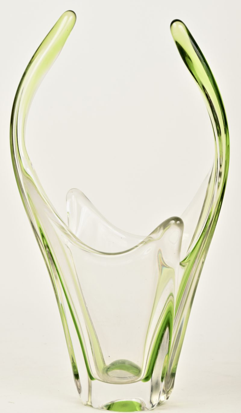 Een vaas van groen en kleurloos glas.